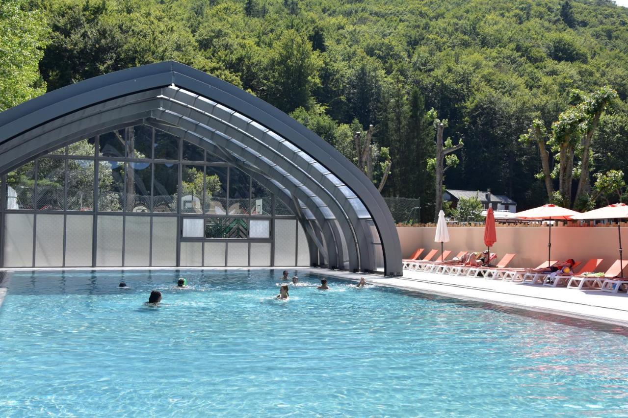 Hotel Domaine Du Lac Chambon Murol Exterior foto