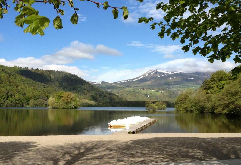 Hotel Domaine Du Lac Chambon Murol Exterior foto