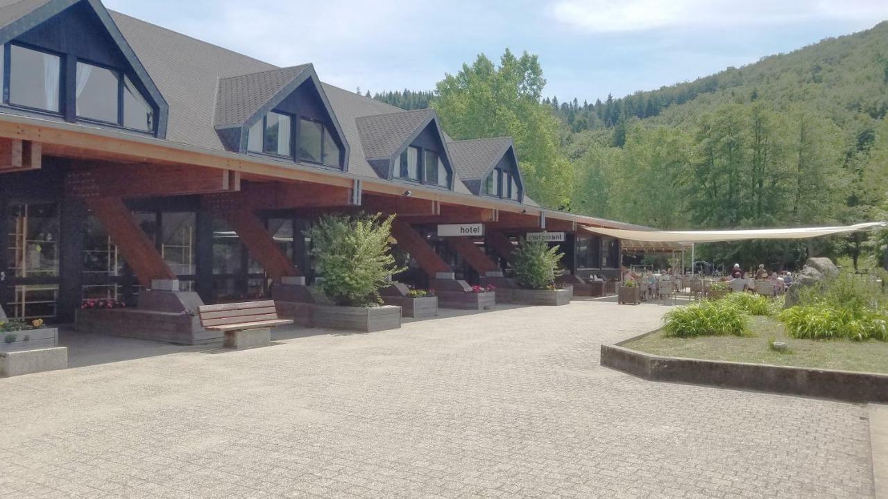 Hotel Domaine Du Lac Chambon Murol Exterior foto